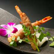 ぷりぷりの大海老をもち豚で巻きジューシーに焼き上げました。