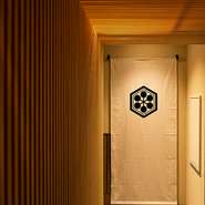しっとりと落ち着いた佇まいのエントランス。プライベートはもちろん、ビジネスシーンにも最適なお店です。