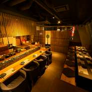 照明を落とし、シックで落ち着いた雰囲気を醸し出した店内。ゆったりと寛げる大人の空間を演出しています。