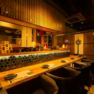 料理長が出迎えてくれるカウンター席。一人飲みやカップルで並んでゆっくりと過ごしたい時にぴったりです。