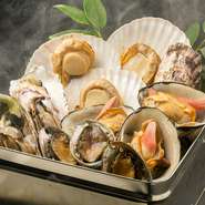 札幌で美味しい貝を食べるなら、ぜひ六根へ。
貝をいちばん美味しく召し上がっていただくため、お好みの調理法をお選びいただけるのも自慢です。
色々な種類の貝を食べ比べるも良し、同じ貝を異なる調理法で食べ比べるも良し。
新鮮で大ぶりの貝をたくさんご用意してお待ちしております！