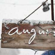 店内は木を基調とした落ち着いた雰囲気でゆっくりくつろげる空間が広がっています。店の看板も当時のままに、様々なこだわりが詰まっています。お料理、内観、外観どれも写真映え間違いなしです。