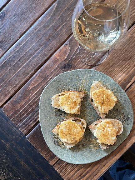 ナチュラルワインがススムおつまみたくさんです。