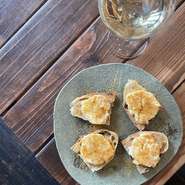 しっかりのお食事利用はもちろん、
軽くナチュラルワインとおつまみと、
なんて使い方もして頂きたくて、お酒と合うおつまみメニューも色々と取り揃えております♫