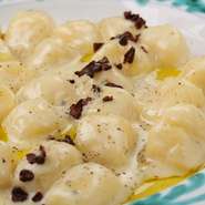 『ティラミス』同様、フィレンツェからのレシピでつくるニョッキ。クリームソースに使われるのは北海道・江丹別のチーズ生産者、伊勢さんの手によるもの。仕上げにカカオニブ（チョコレートの原料）を散らして。