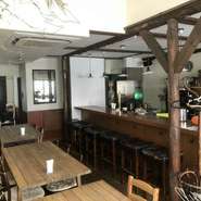 店内の雰囲気は古風なビアバー。昔の靴屋の外装のさびれたイメージから一転、シブい造りが何とも落ち着くと、若者はもちろん年輩のお一人さまやカップルがよく訪れています。