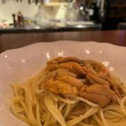 【Auguri】の大きな魅力はその居心地の良さ。高級住宅街にありながらもシェフの穏やかな人柄により、かしこまらずにのんびりと食事を楽しめる温かな空気にすっかり寛いでしまいます。二人の行きつけにいかがですか。