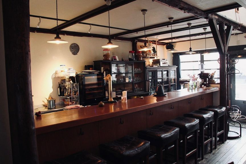 シェフの調理姿が間近で見られるカウンターは人気のお席