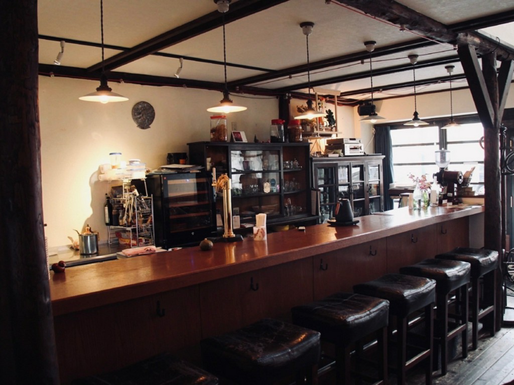 シェフの調理姿が間近で見られるカウンターは人気のお席