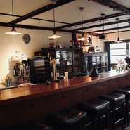 シェフとの会話が楽しめるカウンター席はお一人でいらしたお客様にも大人気！店内は落ち着いた温かみのある雰囲気なので、ゆっくりと過ごせること間違いなし！