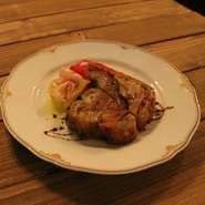 7時間じっくり焼き上げることでまるで煮込んだようなトロトロ食感に！当店人気メニューの一つです！
小　1450円／大　2400円
