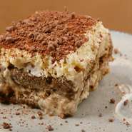 上質なマスカルポーネチーズと、雑味のない自家配合飼料自然飼育で育てた鶏からとれた卵でつくる『ティラミス』。食感は軽やかですが、しっかりコクがあって美味しさが格段に違うと好評です！