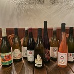 ナチュラルワインを中心に取り揃えています。
北海道産ワインも充実。
冷蔵ショーケースよりご自由にお選び頂けます。