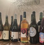 本日ご用意しているボトルの中からお選びいただきます。
白・赤はそれぞれ最低２種類以上をご用意。
ナチュラルワインを中心に世界の美味しいワインたちをお楽しみください。