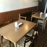 4名様掛けのテーブルは仲の良いご友人とのお食事に人気のお席。