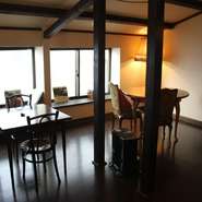 「小池靴履物店」という古びた看板が目を引くレトロな雰囲気のAuguri。実は現在2階のスペースをカフェとして利用できます！古民家をリノベーションしたからこそ醸し出せるお洒落レトロな内装は写真映えする事間違いなし！コーヒーやお茶、自家製のスイーツなどもご用意いたします！タイムスリップしたような空間で時間を気にせずゆっくりできるようなカフェです！