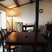 以前から落ち着いた雰囲気が漂っていた店内を店主がさらにリノベーションを重ねより一層お洒落な空間に！優しい灯りが照らす居心地の良い空間は時間を忘れてゆっくりできる事間違いなし！カフェタイムは12時から22時で営業中！