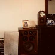 レトロな雰囲気にマッチするように店主が探し当てたこだわりのスピーカー。クラシカのBGMが店内に優しく響き渡ります！その他にも店内にはこだわりが盛り沢山、おしゃれな空間をお楽しみください！