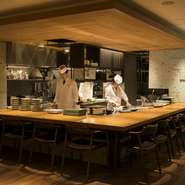 料理人を目の前にしてライブ感のある雰囲気をお楽しみいただけます。

