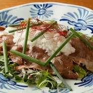 全国各地の美味しい食材を使った、日本ならではの味を当店こだわりの調理法で御提供いたします。食材・料理はもちろんのこと、相性の良いお酒と共に楽しめるメニューをご提案いたします。
