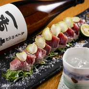 鮮度抜群の生マグロを豪快に塩たたきにした贅沢な一皿。薄くスライスした本山葵と共に豪快に召し上がっていただきたいお料理です。鹿児島県奄美の『長雲 一番橋』と合わせるのがおすすめです。