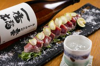 鮮度抜群の生マグロを豪快に塩たたきにした贅沢な一皿。薄くスライスした本山葵と共に豪快に召し上がっていただきたいお料理です。鹿児島県奄美の『長雲 一番橋』と合わせるのがおすすめです。