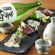 豊洲から仕入れた旬の鮮魚を5種類盛り合わせた贅沢な一皿。内容は日替わりですが、愛媛県宇和島の『鯛一郎クン』は、常時提供されます。活〆で届くので、鮮度抜群。富山の『勝駒』と合わせるのがおすすめです。