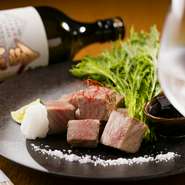 一般的なローストビーフとは異なり、低温で煮るという特殊な方法でつくられたローストビーフ。鹿児島県南さつまの『金峰 紅はるか』と一緒にどうぞ。ハーフサイズ2500円もあります。