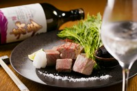 一般的なローストビーフとは異なり、低温で煮るという特殊な方法でつくられたローストビーフ。鹿児島県南さつまの『金峰 紅はるか』と一緒にどうぞ。ハーフサイズ2500円もあります。