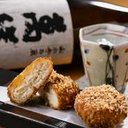 活きたまま仕入れた毛蟹をボイルして、全て手作業で作られる。毛蟹の身をほおばった時の感動が詰まった、他では召し上がれない究極の一品です。鹿児島県霧島の芋焼酎『萬膳』の風味豊かな味わいと是非。