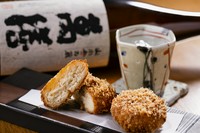 活きたまま仕入れた毛蟹をボイルして、全て手作業で作られる。毛蟹の身をほおばった時の感動が詰まった、他では召し上がれない究極の一品です。鹿児島県霧島の芋焼酎『萬膳』の風味豊かな味わいと是非。