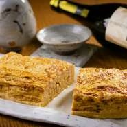 職人が一つ一つ絶妙な火加減で焼き上げる出汁巻き玉子は、お酒が進む濃いめの味わい。創業以来非常に評判の良い一品です。熊本県球磨の米焼酎『豊永蔵 完がこい』のやわらかな味わいと合わせて。