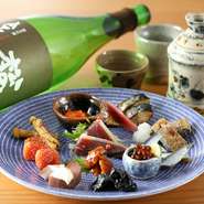 北は青森から南は山口まで、日本の美味しい酒肴を10数点ちりばめた盛り合わせ。日本酒をより一層美味しくさせてくれる見た目も楽しい一皿です。料理内容が日替わりなのも嬉しい。