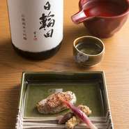 濃厚な明太ソースをかけた淡泊な味わいのふぐ。冷酒でもお燗でも合う日輪田とのペアリングは口福になります。。