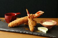 直径２cmほどあるタラバガニの足を丸ごとフライに。ソースとタルタルの２種類を贅沢に味わえます。