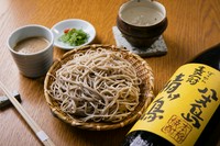 濃厚な胡麻だれにくぐらせて召し上がっていただくお蕎麦は、東京都八丈島の麦焼酎『麦冠情け嶋』の香ばしい風味と好相性です。