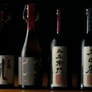 お客様の好みやお料理に合わせてお酒をお選びいただけるよう、日本酒を熟知したスタッフが厳選した全国の銘酒を多数取り揃えております。