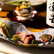 和食を基本とした一味違った独創的な和食コースに、厳選したお酒をご提供する日本酒付きコースです。