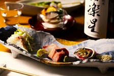 和食を基本とした一味違った独創的な和食コースに、厳選したお酒をご提供する日本酒付きコースです。