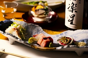 和食を基本とした一味違った独創的な和食コースに、厳選したお酒をご提供する日本酒付きコースです。