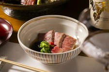 季節を味覚で堪能できる独創的なお料理コースに、厳選したお酒をご提供する日本酒付きコースです。