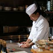 「お客様に美味しいという喜び、感動を与えられるように。特に驚きを期待して心を込めてつくっています」と笑う梅村氏。長年の経験で培った技術を活かし、最上級の料理でもてなしてくれます。