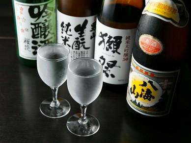 全国から取り寄せた上質な日本酒が揃う