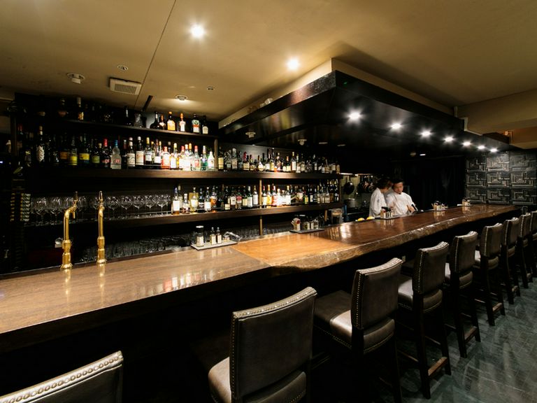 壁一面に様々なお酒がずらり。料理に合うものが必ず見つかる