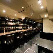 大谷石の壁や木製カウンターなど、温かみを感じられる店内。そのおかげで、ほっとできる大人の空間になっています。食事をするゲストが少なくなる21時以降は、シガーバーとしても楽しめるのだそう。