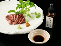 コースで人気の肉料理。この日は希少価値の高い部位をミディアムレアで仕上げた『仙台牛イチボステーキ』