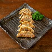 世界に類を見ない、冷たい煙を5時間あてた餃子です。具の野菜は韮と生姜のみなので、次の日を心配することはありません。