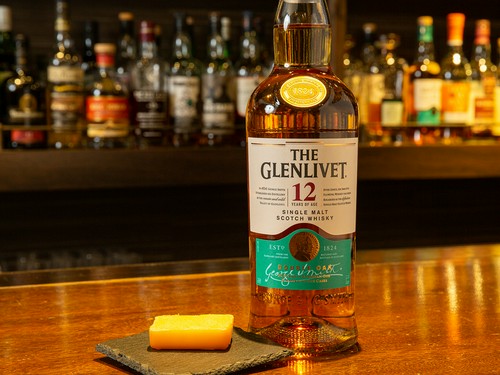 店長がこよなく愛すグレンリヴェットと燻製チーズ