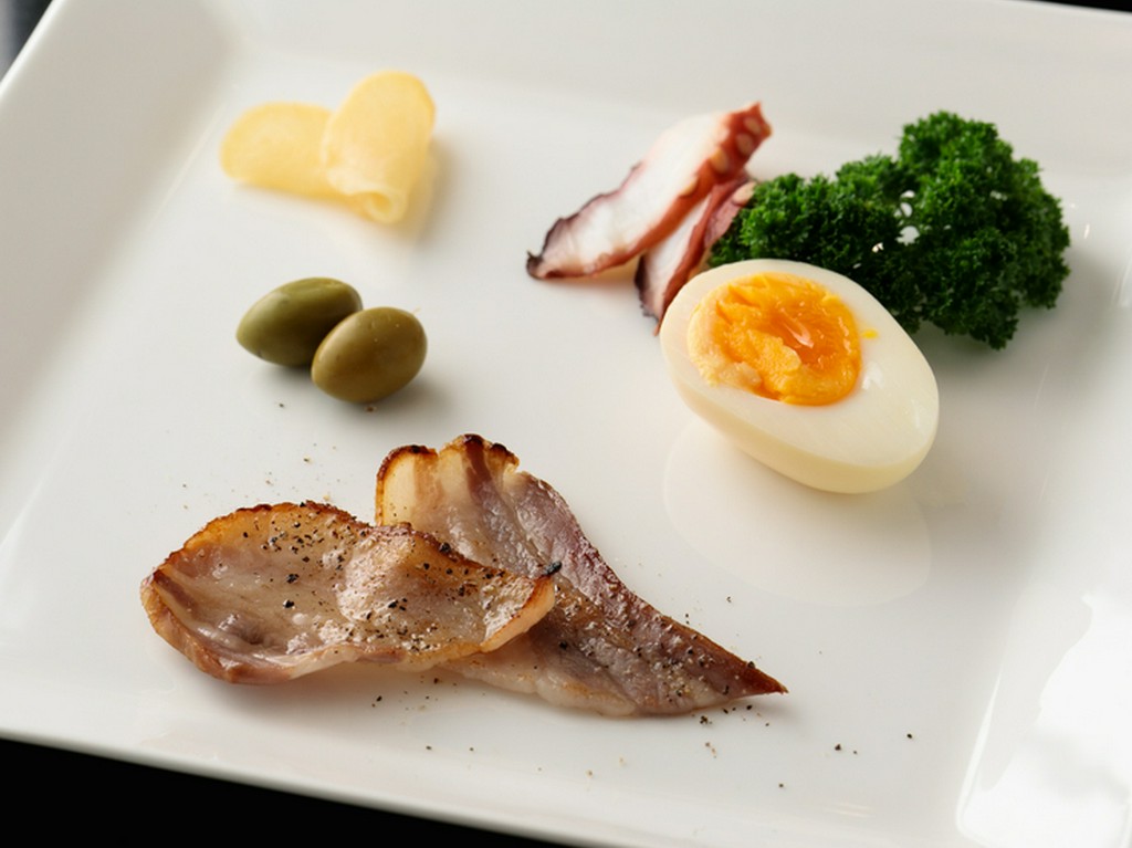 全国を回って選び抜いた牛肉と豚肉を、様々な料理に展開して提供