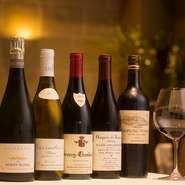 フランスの銘醸ワインが豊富に集い、シャンパンも多様な銘柄がずらり。リスト以外にも多数あるので、詳細はスタッフにお声がけを。シャンパン・白・赤の3杯をグラスで楽しめるお得な『プチワインセット』も人気！